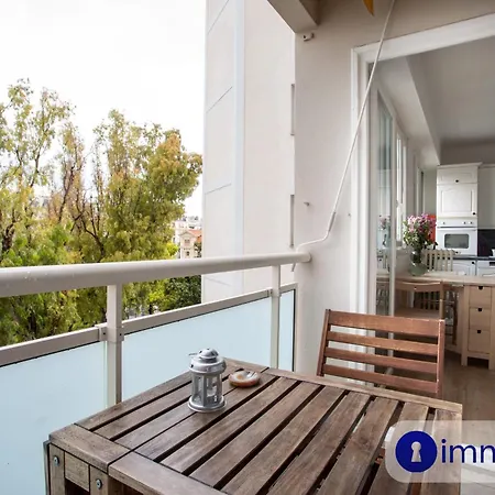 With Air Conditioning Libération